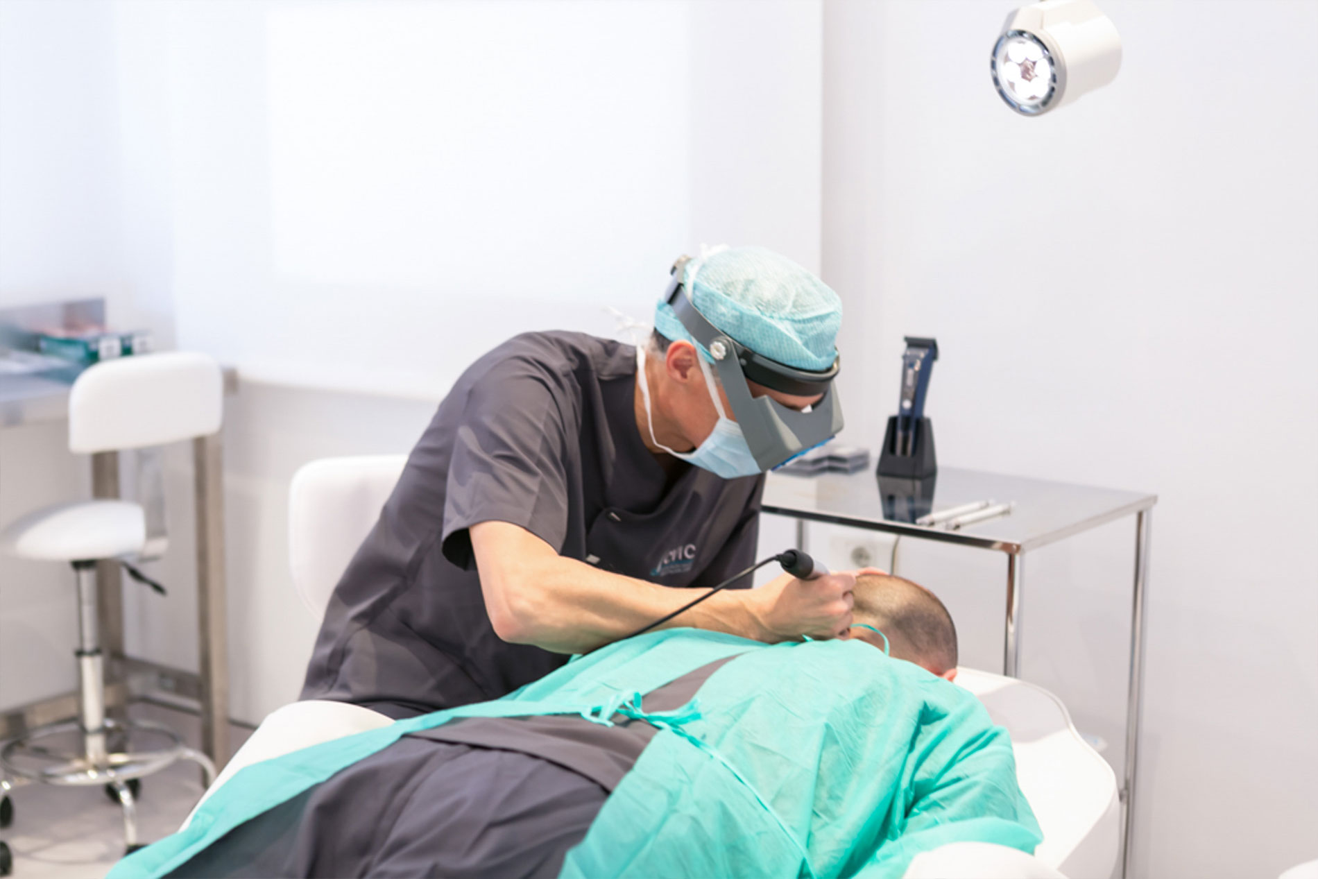 médico ejecutando técnica de PRP Plasma en Cvic